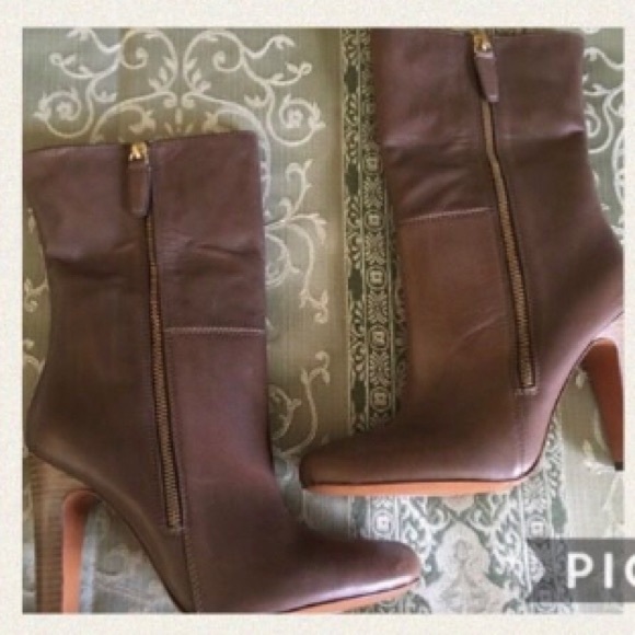 COACH “HALIA” LOGO EMBOSSSED STACKED HEEL LEATHER ANKLE BOOTS SIZE 9 BNWT - Picture 9 of 13